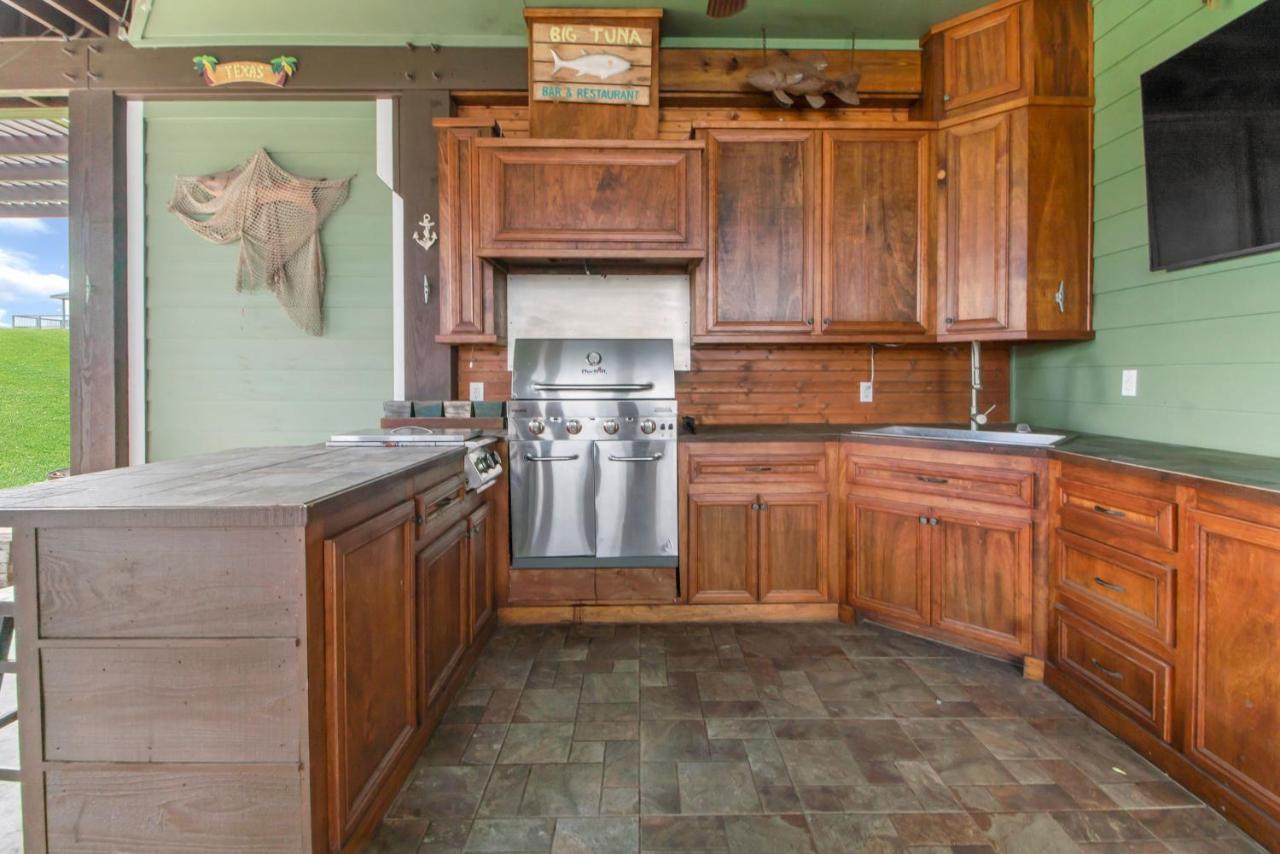 Luxury Waterfront Home Family And Pet Friendly Near Surfside Beach 11 Mins Freeport Dış mekan fotoğraf